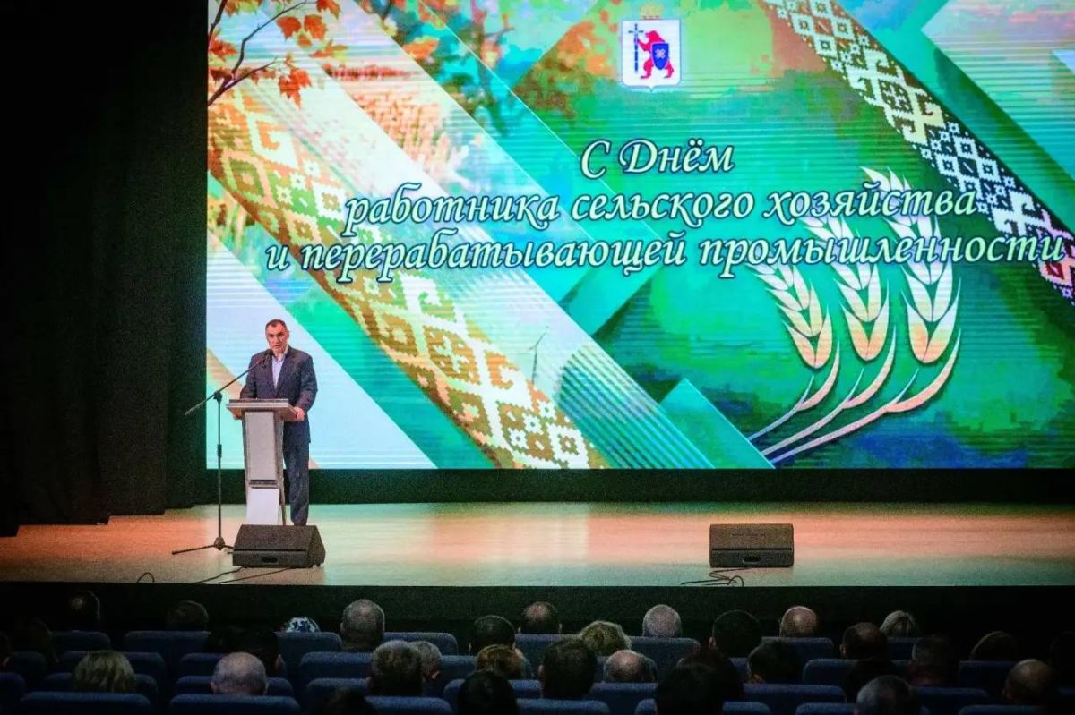 Юрий Зайцев поздравил аграриев Марий Эл с профессиональным праздником