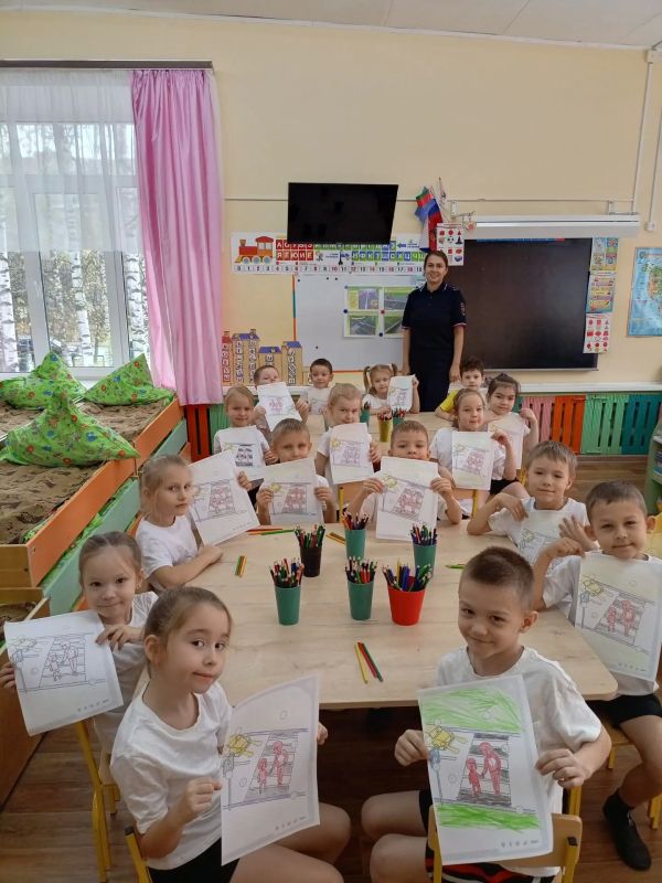 Сегодня в группе «Буратино» было по-настоящему важное и интересное событие! К нам в гости пришла Людмила Александровна Пуртова — инспектор отделения по пропаганде безопасности дорожного движения Управления Госавтоинспекции... Сегодня в группе «Буратино» было по-настоящему важное и интересное событие! К нам в гости пришла Людмила Александровна Пуртова — инспектор отделения по пропаганде безопасности дорожного движения Управления Госавтоинспекции...