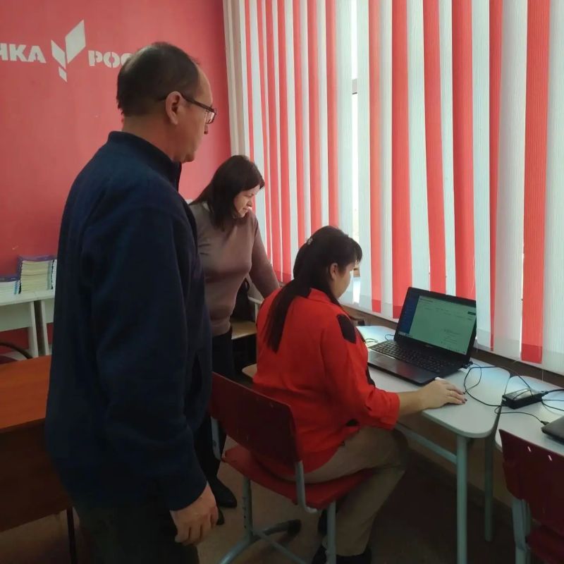Работники ППЭ знакомятся с Астра Линукс Работники ППЭ знакомятся с Астра Линукс