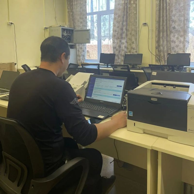 Работники ППЭ знакомятся с Астра Линукс Работники ППЭ знакомятся с Астра Линукс