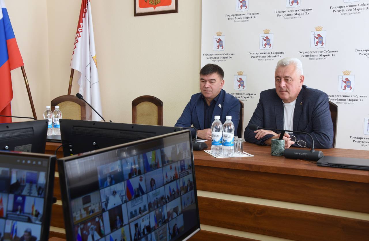 Заместитель Председателя Государственного Собрания Александр Смирнов и Заместитель председателя Комитета по бюджету и экономической политике Дмитрий Груздев в режиме ВКС приняли участие в пленарном заседании Государственной...