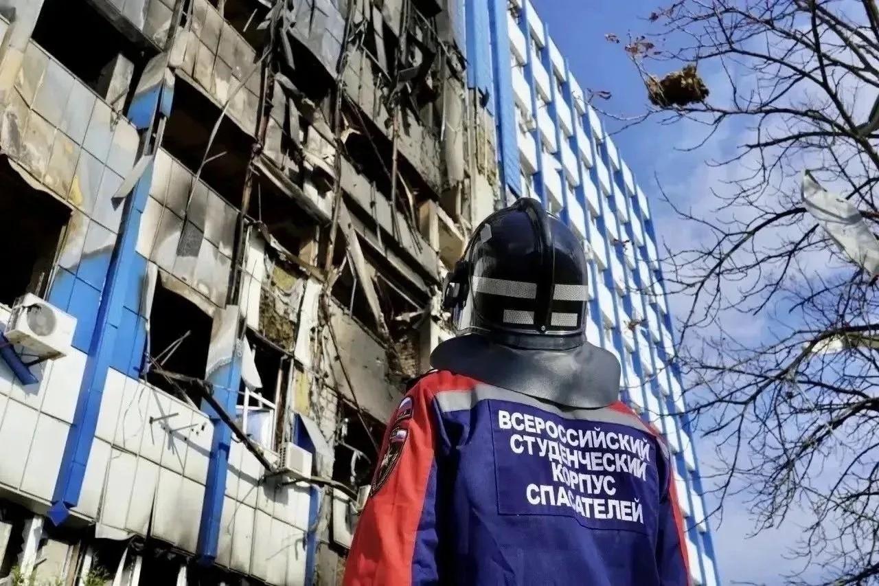 Студенты-спасатели из Марий Эл продолжают помогать Луганску устранять последствия атак украинских беспилотников