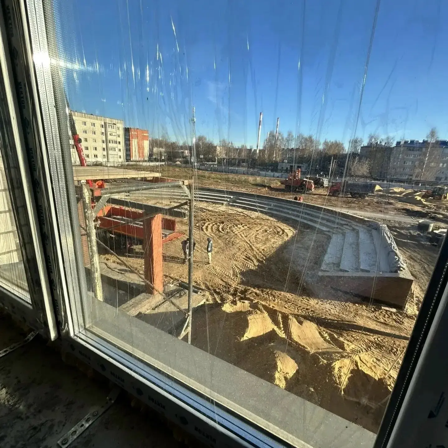 Из окна будущей школы в микрорайоне 9А уже можно увидеть будущий амфитеатр — его готовность превышает 80%