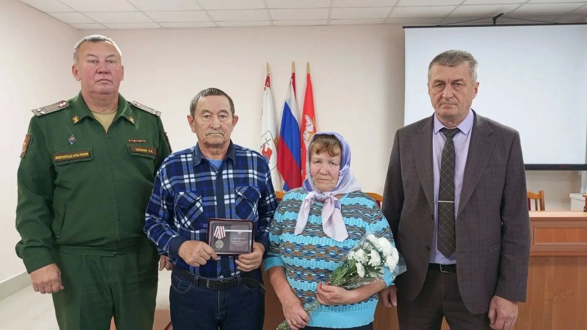 Исполняющий обязанности Главы Куженерского муниципального округа Сергей Сидоркин совместно с военным комиссаром Сергеем Цапковым и Председателем Собрания депутатов Куженерского муниципального округа Ольгой Ярыгиной... Исполняющий обязанности Главы Куженерского муниципального округа Сергей Сидоркин совместно с военным комиссаром Сергеем Цапковым и Председателем Собрания депутатов Куженерского муниципального округа Ольгой Ярыгиной...