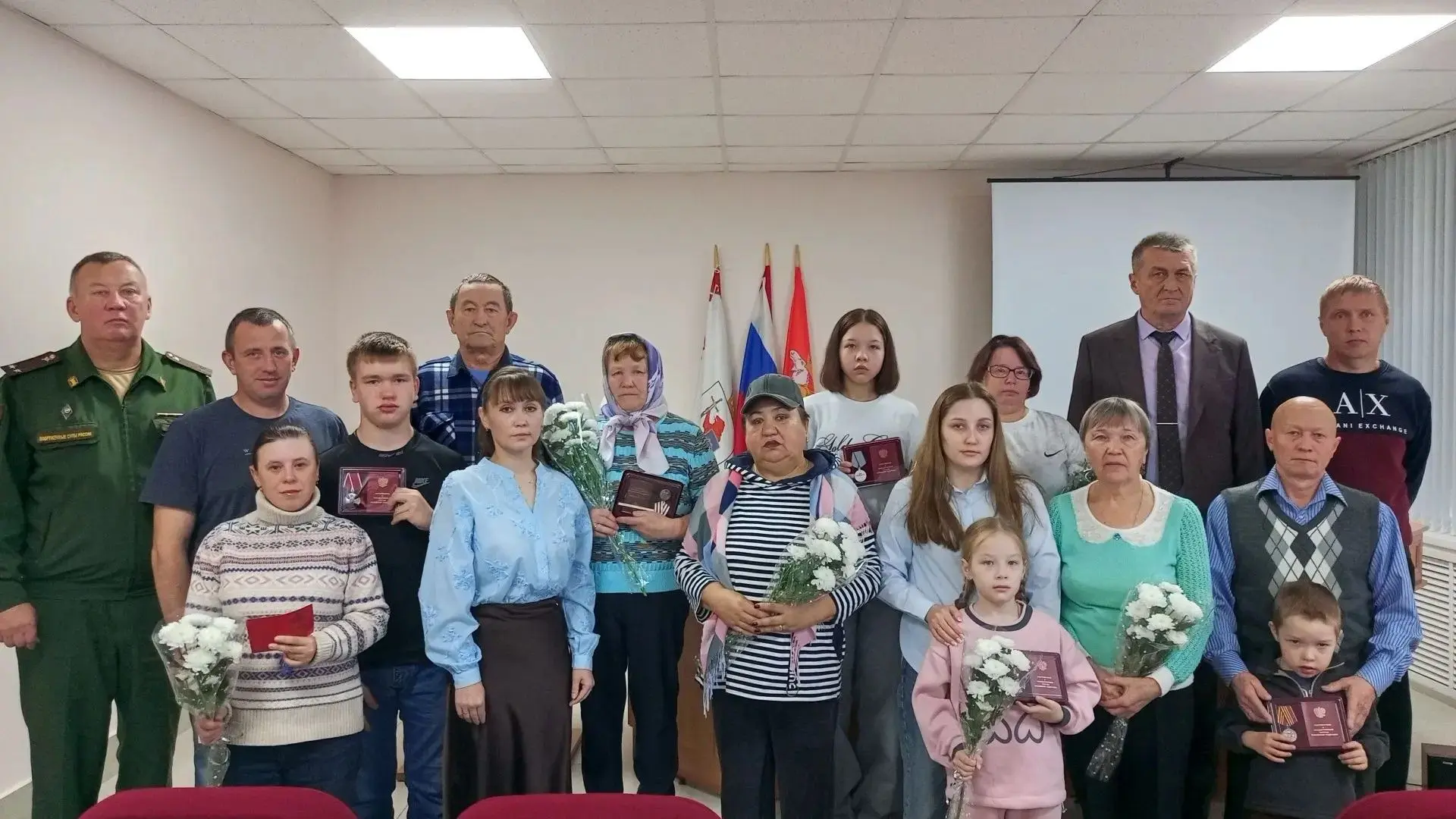 Исполняющий обязанности Главы Куженерского муниципального округа Сергей Сидоркин совместно с военным комиссаром Сергеем Цапковым и Председателем Собрания депутатов Куженерского муниципального округа Ольгой Ярыгиной...
