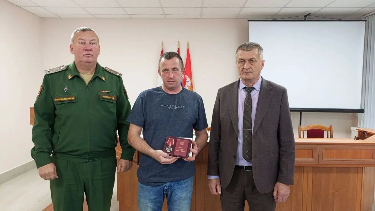 Исполняющий обязанности Главы Куженерского муниципального округа Сергей Сидоркин совместно с военным комиссаром Сергеем Цапковым и Председателем Собрания депутатов Куженерского муниципального округа Ольгой Ярыгиной... Исполняющий обязанности Главы Куженерского муниципального округа Сергей Сидоркин совместно с военным комиссаром Сергеем Цапковым и Председателем Собрания депутатов Куженерского муниципального округа Ольгой Ярыгиной...